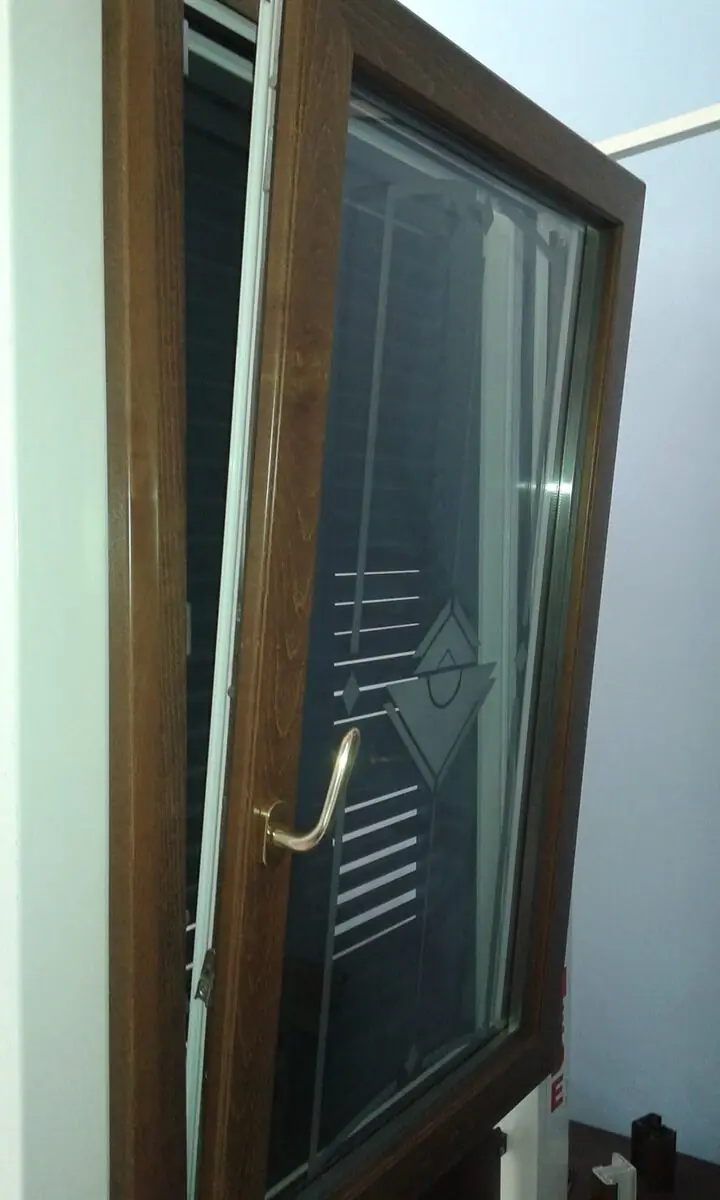 Finestra in PVC effetto legno con vetro decorato — R.G Infissi, Latina e provincia