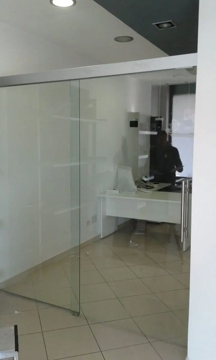 Porta in vetro per ufficio senza telaio — R.G Infissi, Latina e provincia