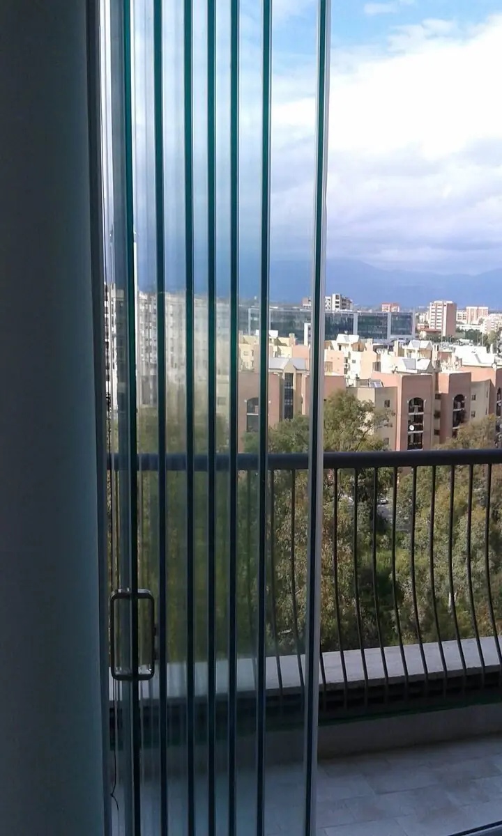 Vetrata panoramica a pacchetto in vetro senza telaio — R.G Infissi, Latina e provincia