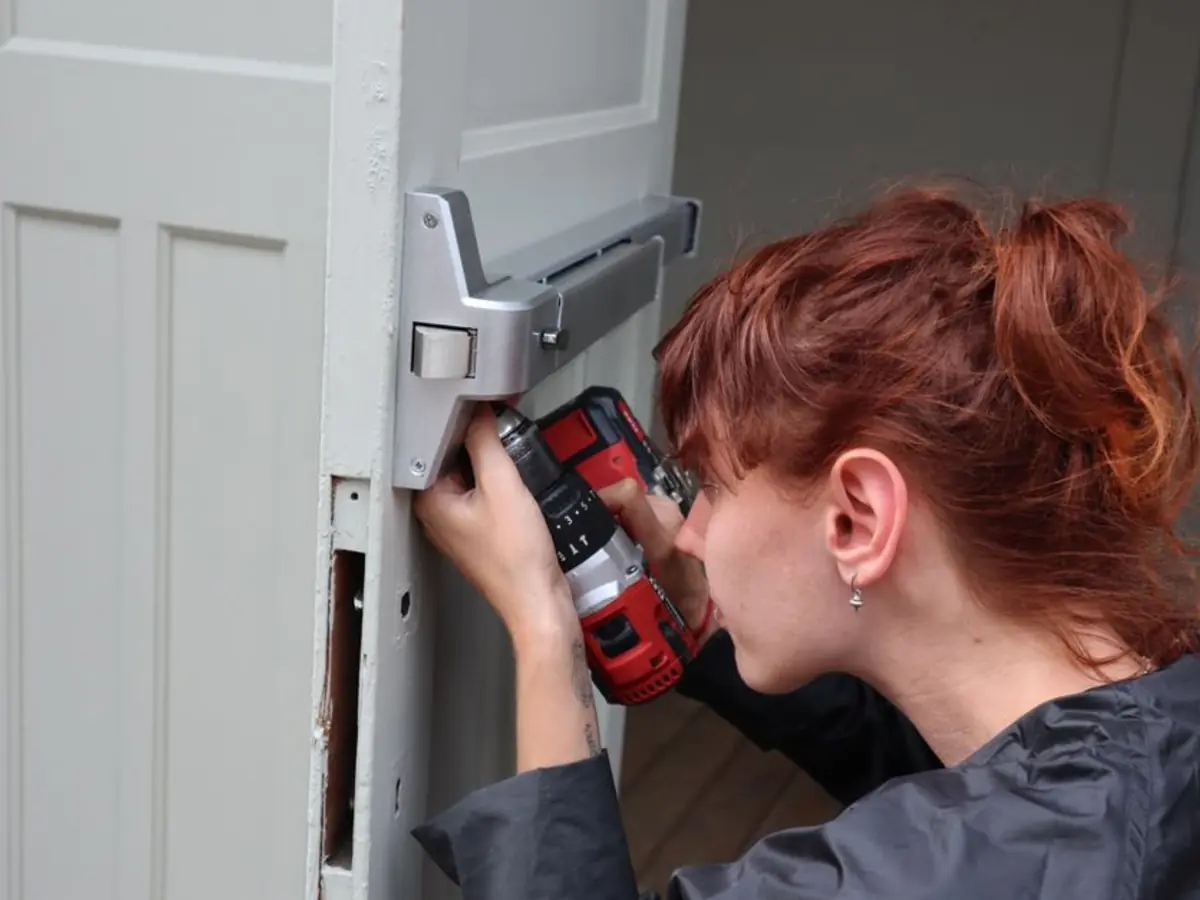 Riparazione della serratura di una porta con il trapano, a Latina